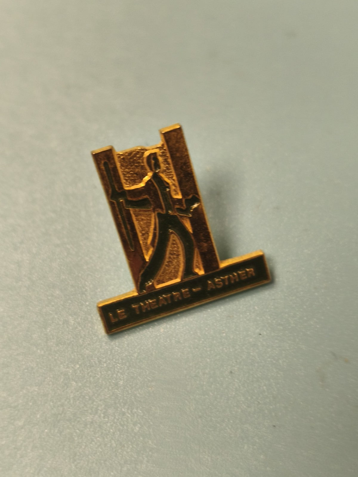Vintage pin's doré Le Théâtre Asther silhouette scène collection (Ref 7)