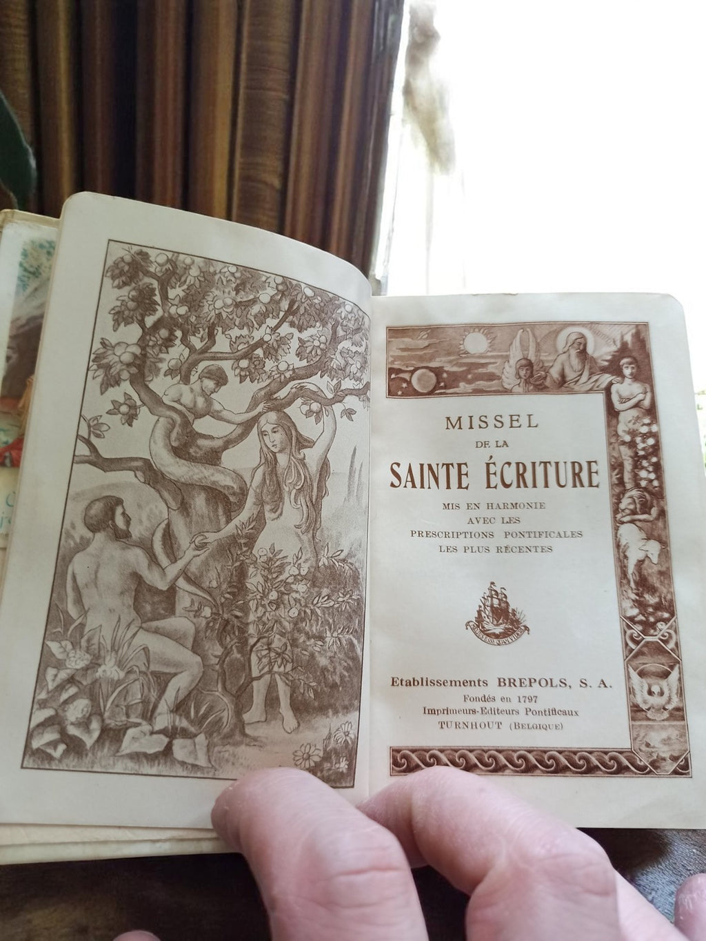 Missel ancien vintage IHS reliure cuir doré, livre de messe catholique