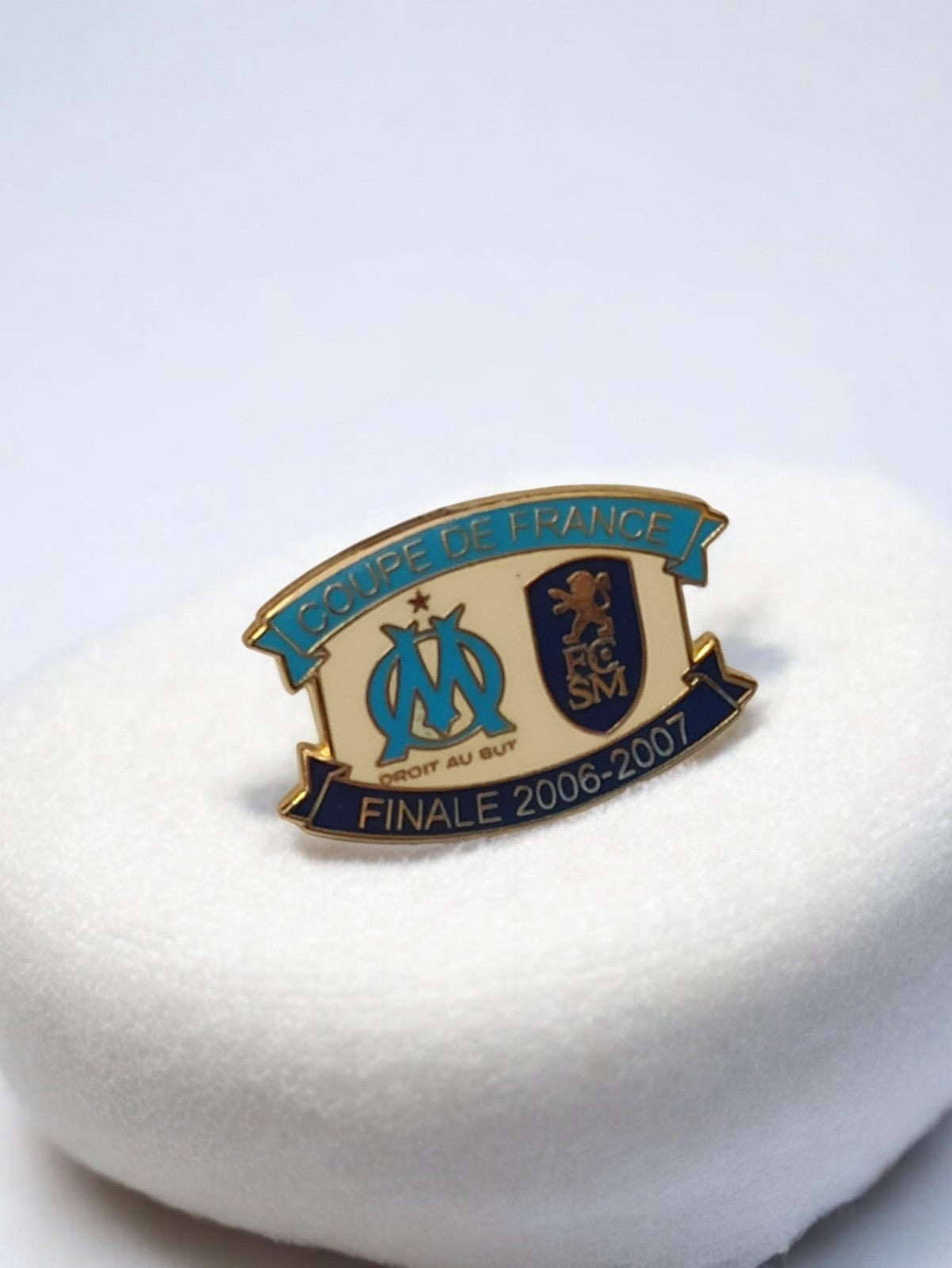 Pin's OM Coupe de France 2007 badge vintage Olympique Marseille Sochaux football