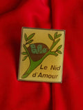 Pin's publicitaire vintage Le Nid d'Amour badge rétro ancien oiseau jaune