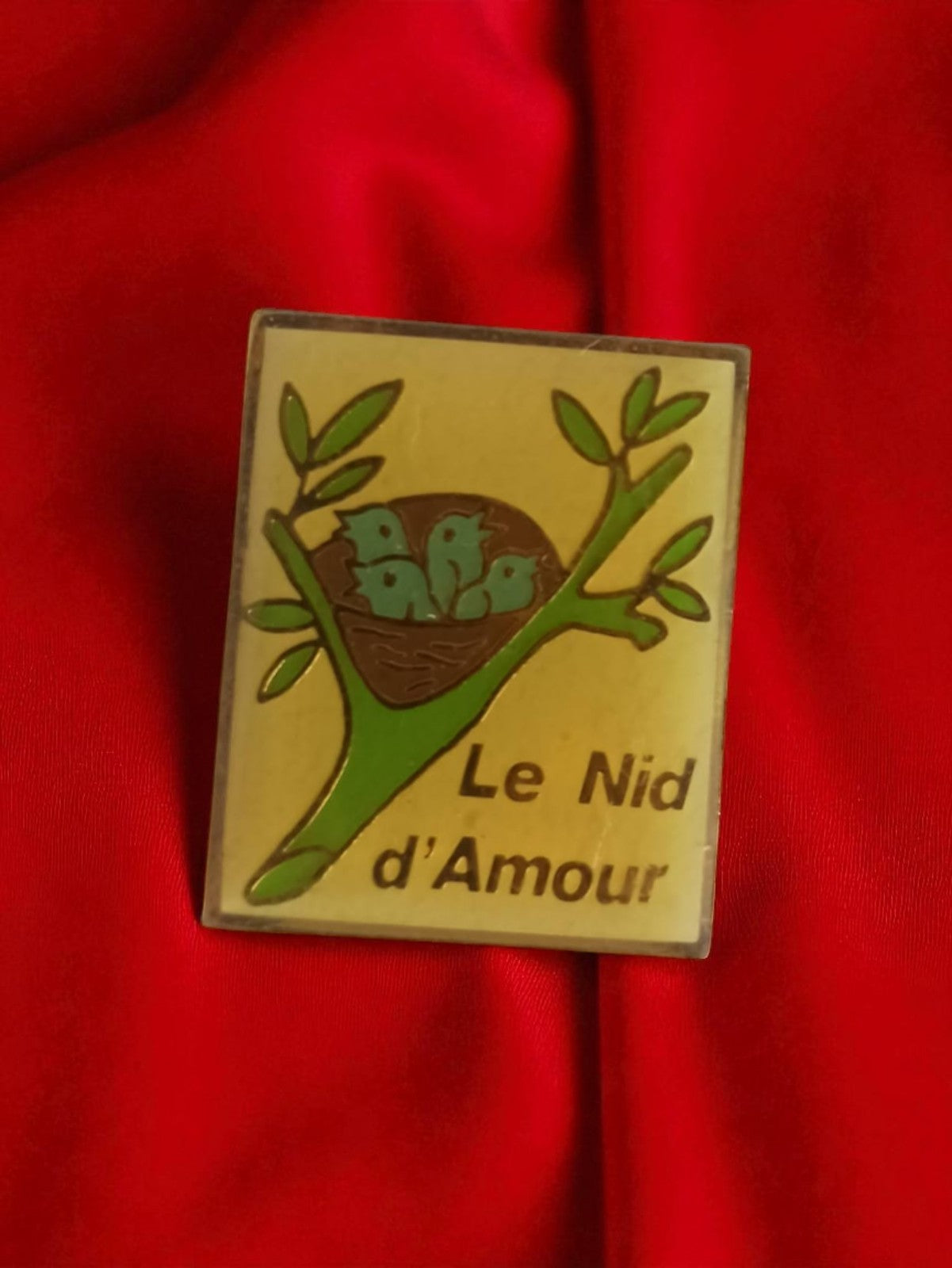 Pin's publicitaire vintage Le Nid d'Amour badge rétro ancien oiseau jaune