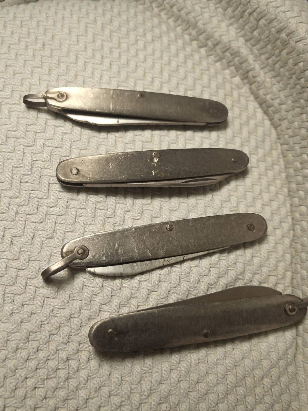 Couteaux suisses anciens vintage 1970s lot 3 pièces métal aspect brut