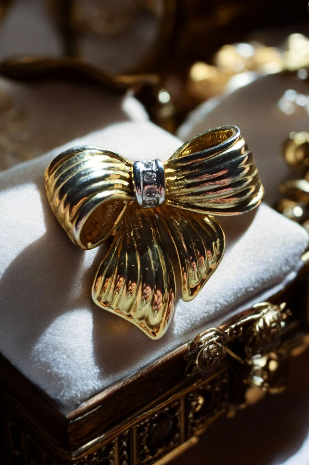 Broche vintage nœud doré travaillé, métal doré, style ruban chic