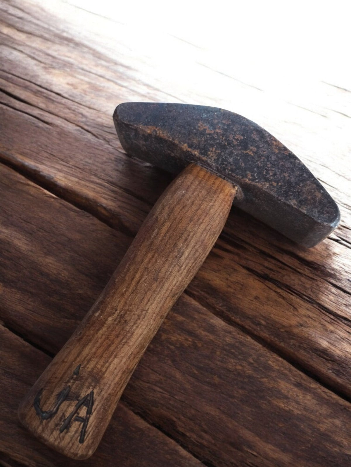Marteau de mécanicien ancien signé – outil vintage manche bois