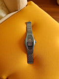Montre femme vintage quartz cadran gris, bracelet métallique, non testée