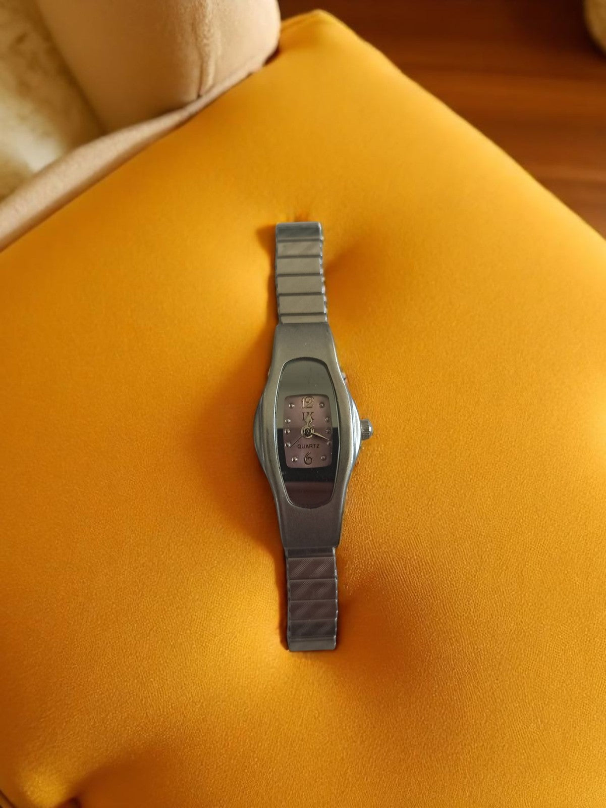 Montre femme vintage quartz cadran gris, bracelet métallique, non testée