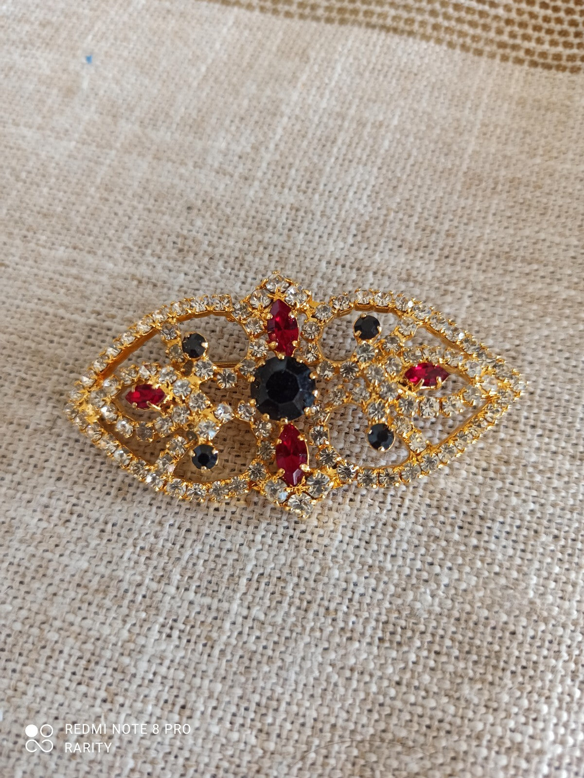 Broche vintage strass dorée motif baroque rouge noir – Bijou fantaisie femme