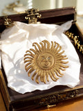 Broche soleil vintage dorée, visage stylisé, bijou rétro en métal doré