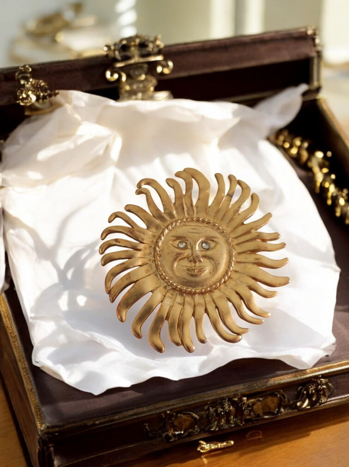 Broche soleil vintage dorée, visage stylisé, bijou rétro en métal doré