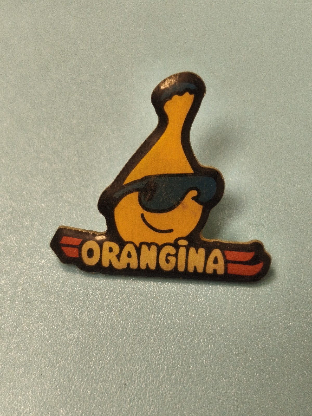 Vintage pin's Orangina mascotte jaune style rétro collection soda publicitaire