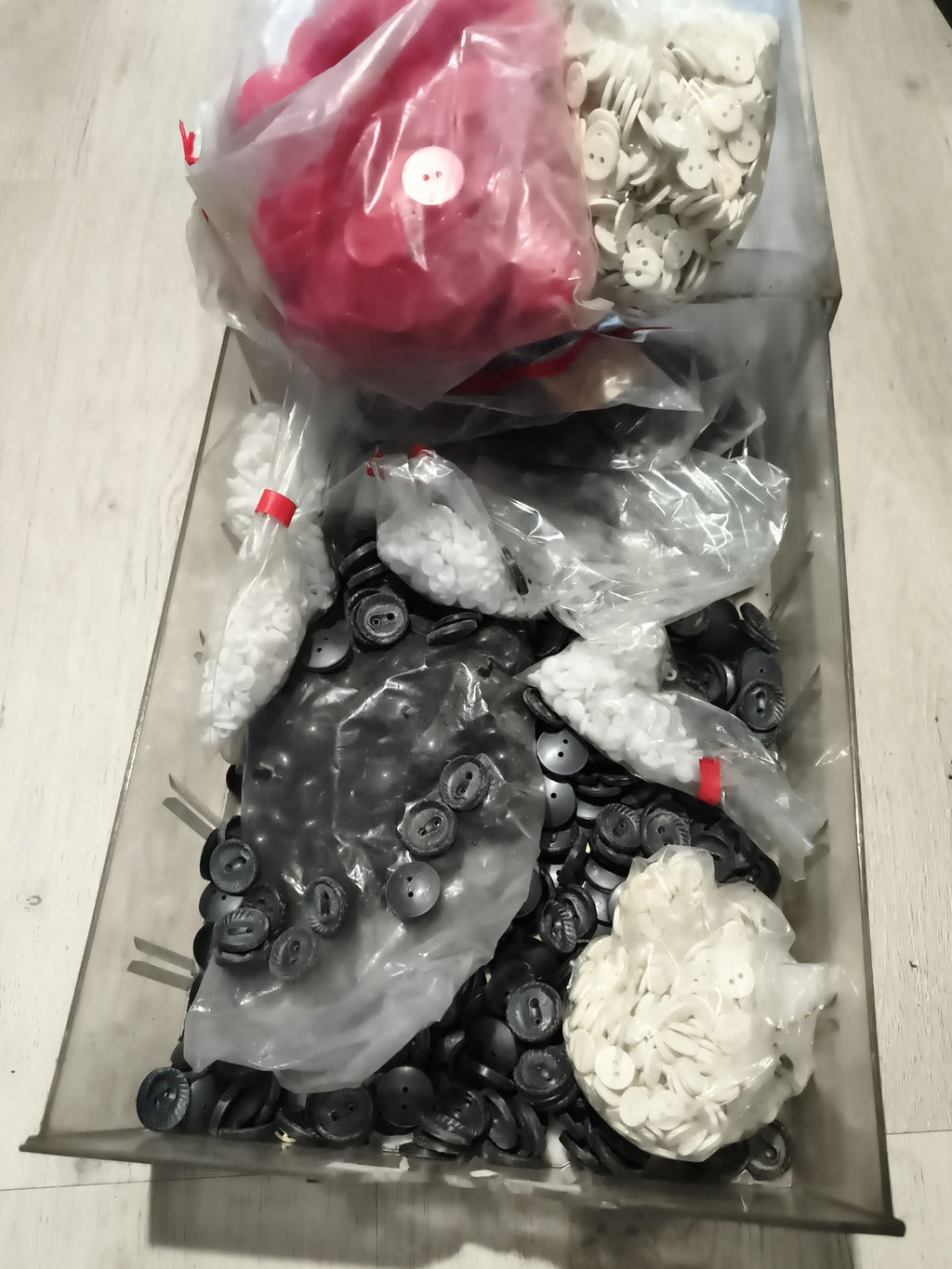 Gros lot boutons anciens mercerie vintage blanc noir rouge deadstock