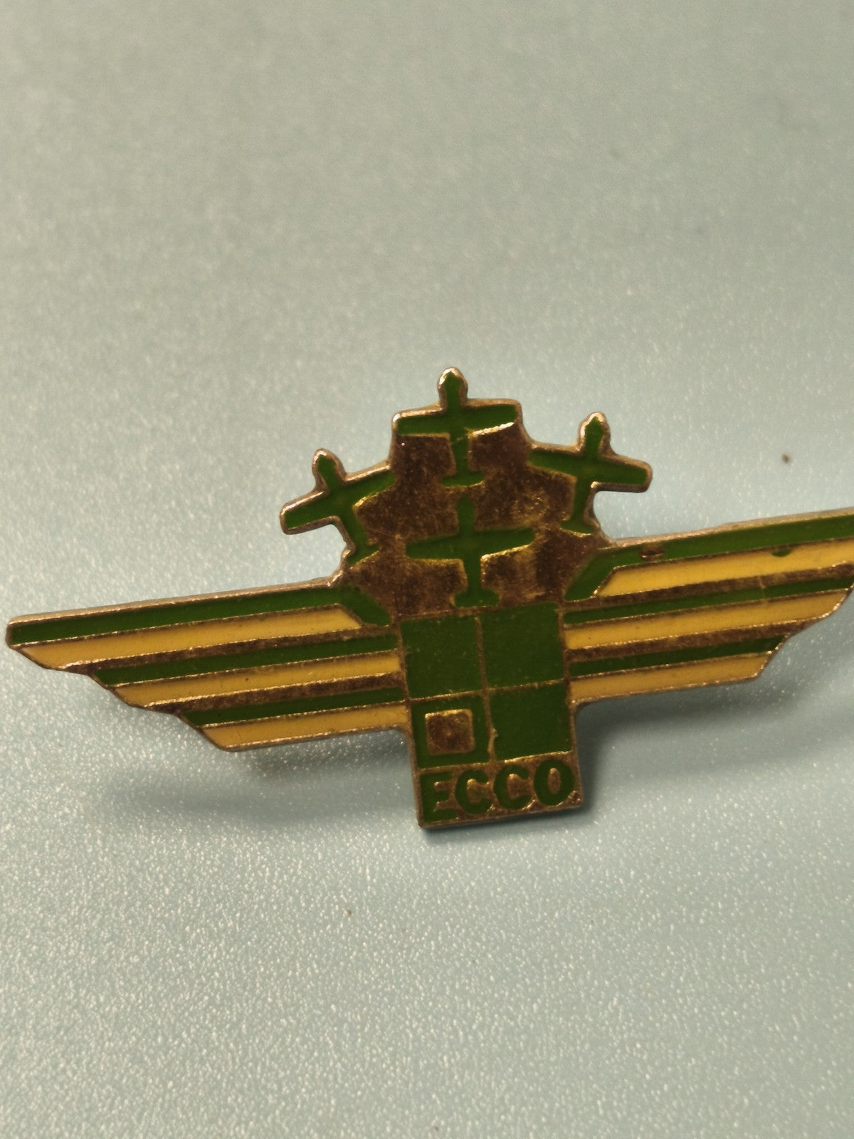 Vintage pin's ECCO ancien, logo vert jaune, collection aviation (Ref 4)