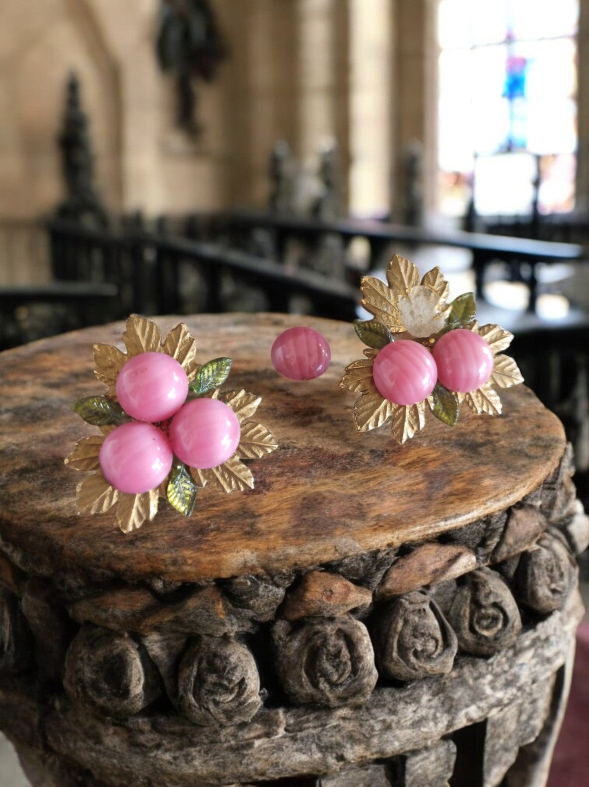 Boucles d’oreilles vintage années 60 fleurs dorées perles roses rétro fantaisie