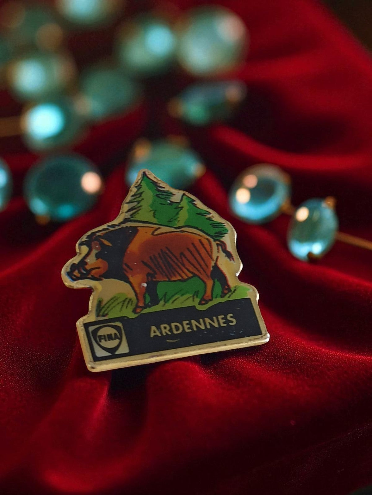 Pin's vintage Fina Ardennes sanglier forêt édition limitée rare pub rétro