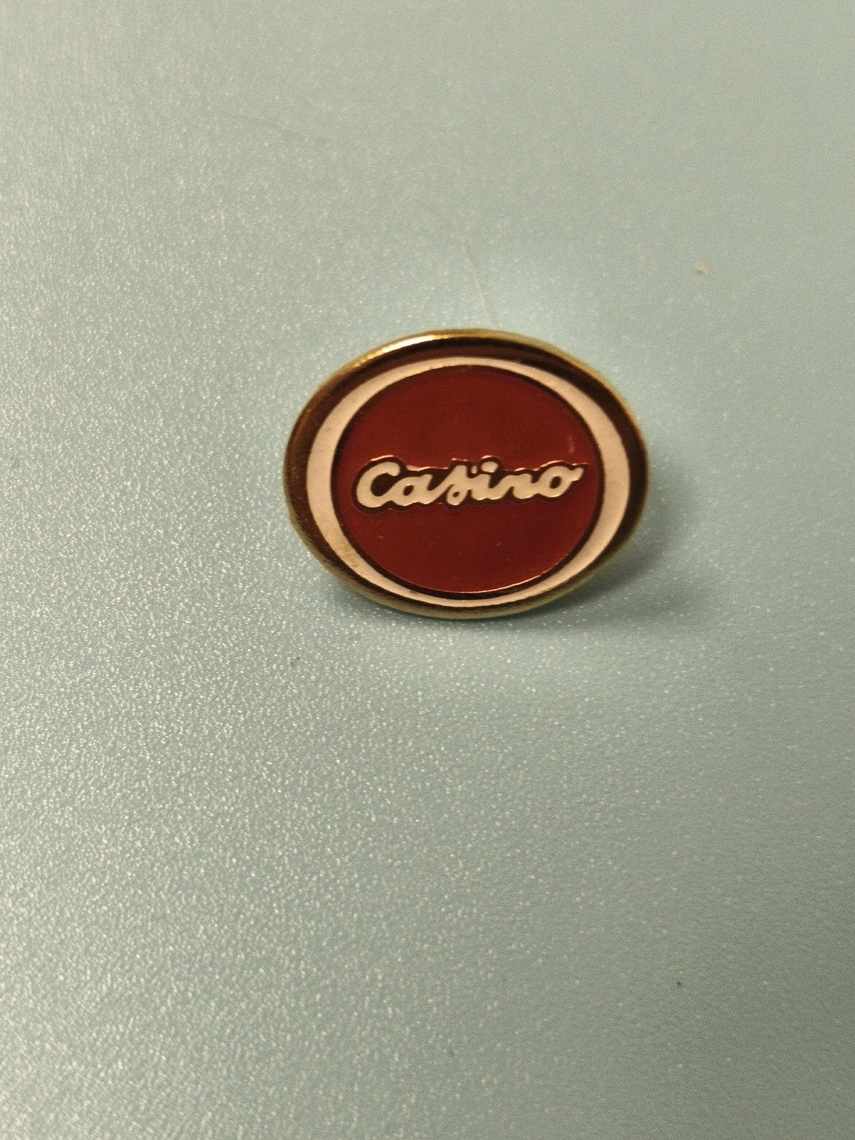 Vintage pin's Casino rond rouge collection ancien badge jeu rétro