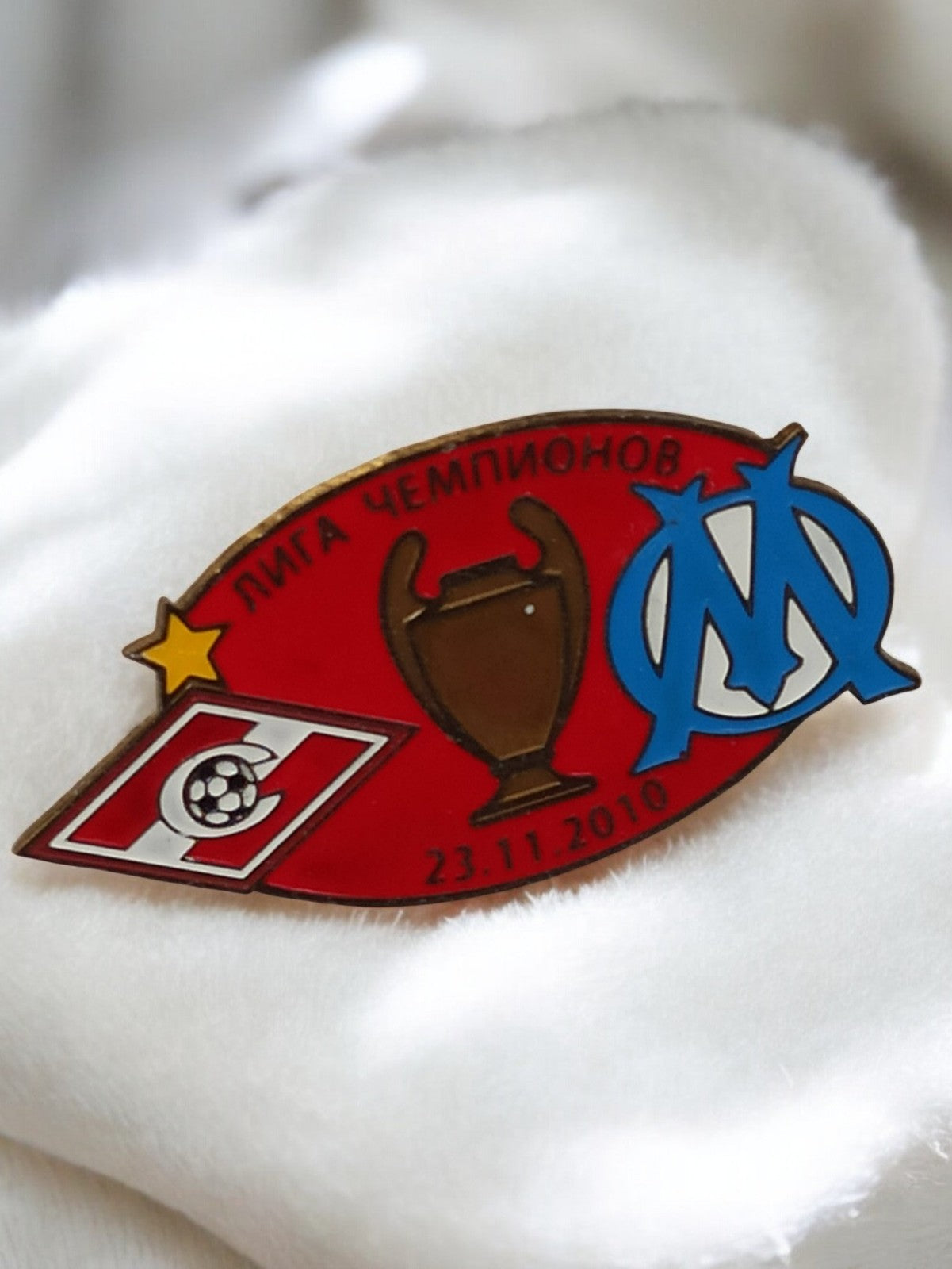 Pin's Olympique de Marseille Spartak Moscou Ligue des Champions 2010 vintage anc