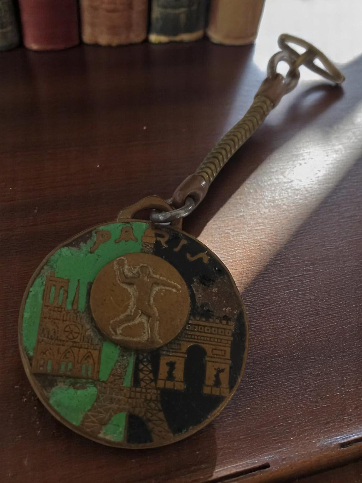 Porte-clés médaille basket vintage Paris métal, rétro décor monuments anciens