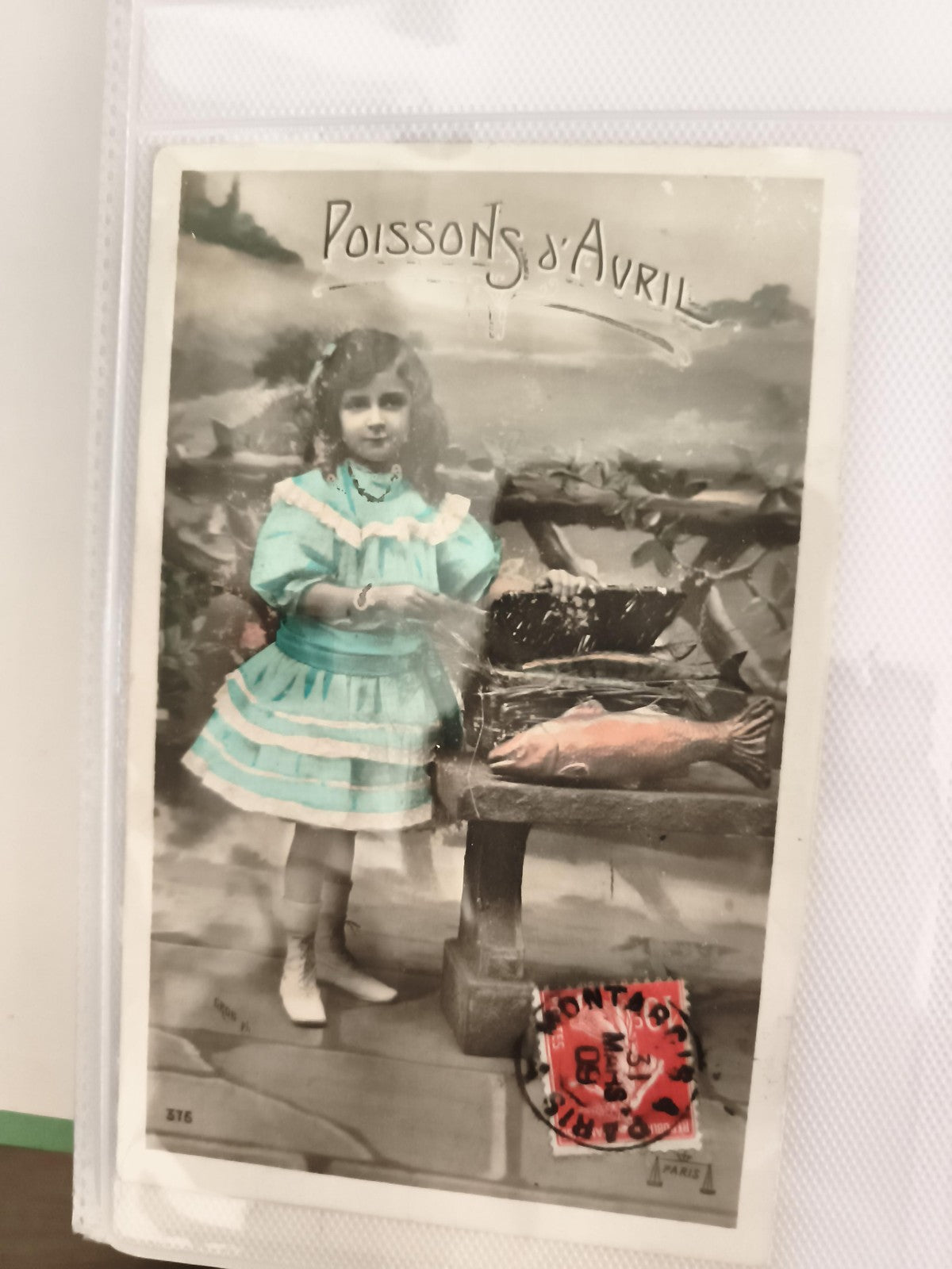 Carte postale ancienne Poissons d'Avril fillette colorisée timbre CPA vintage