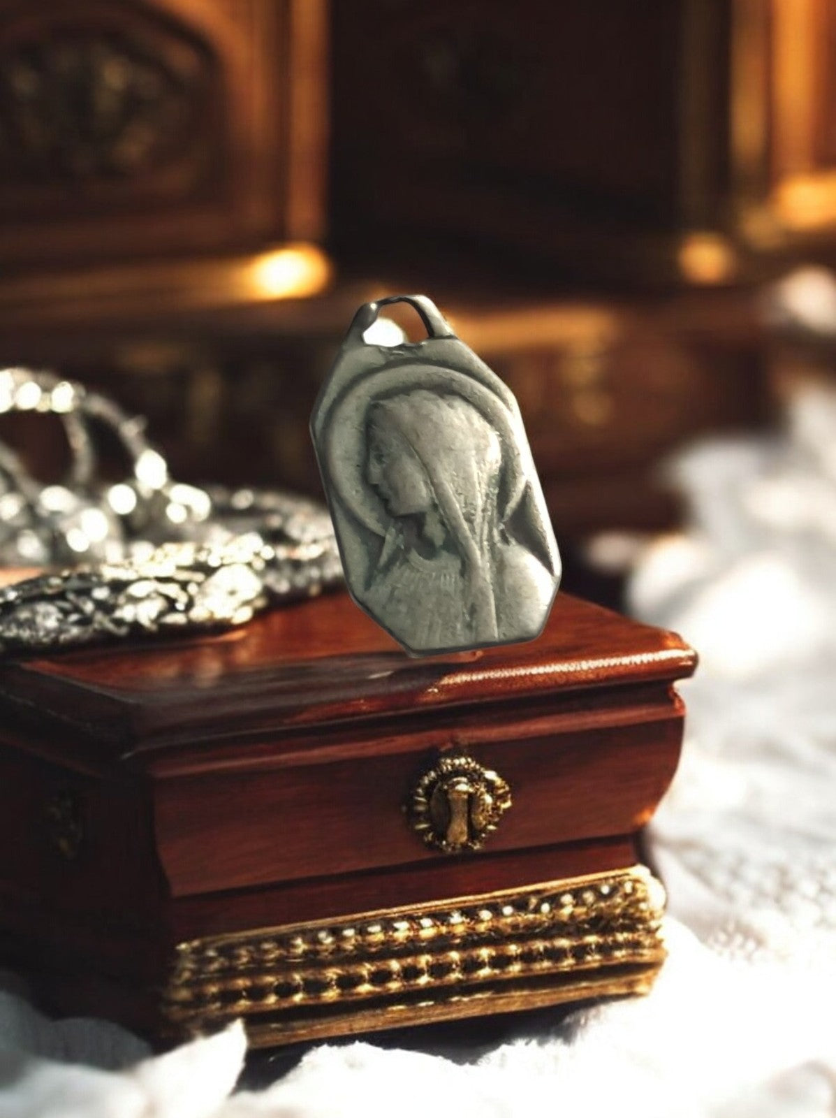 Médaille religieuse catholique vintage Vierge Marie argenté ancienne pendentif