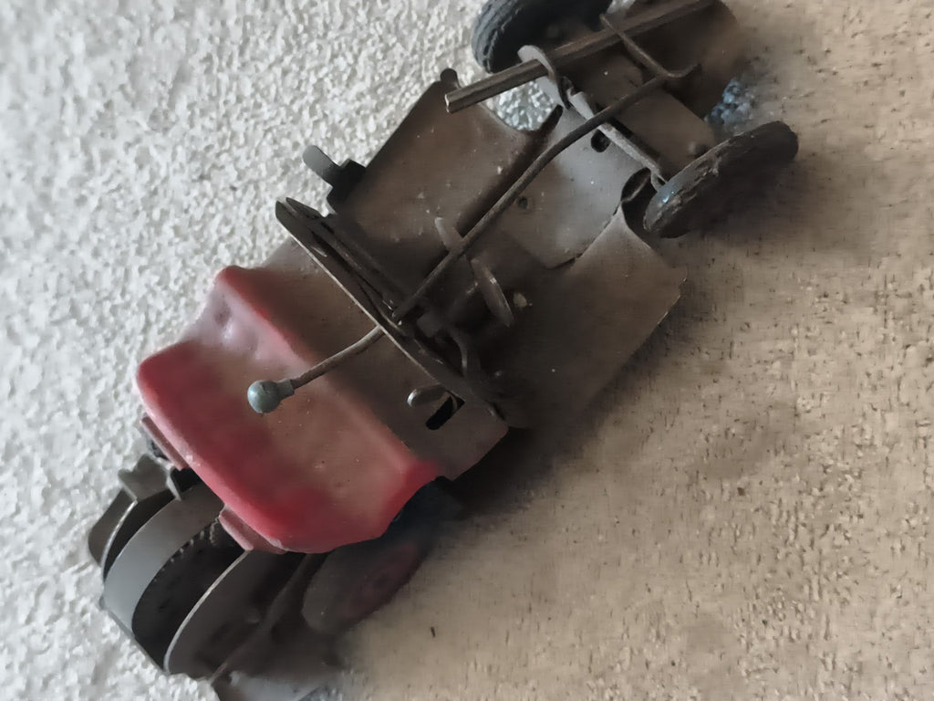 Élément châssis voiture miniature Schuco, aspect métal, inscription visible