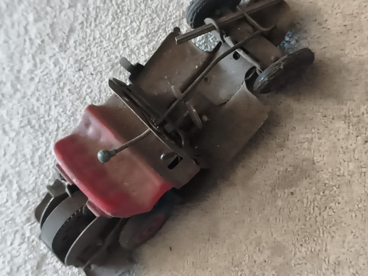 Élément châssis voiture miniature Schuco, aspect métal, inscription visible