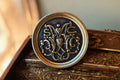 Bouton traditionnel France fin XIXe, décor blason doré, style ancien, bleu or