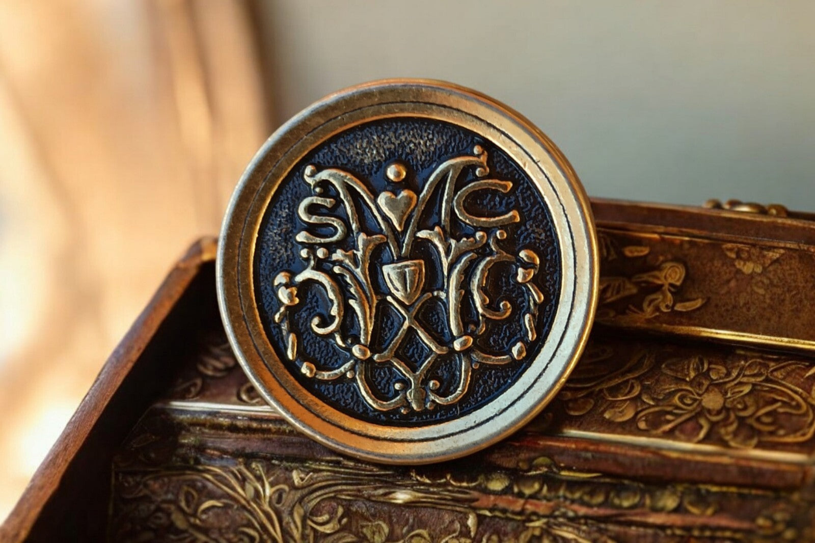 Bouton traditionnel France fin XIXe, décor blason doré, style ancien, bleu or