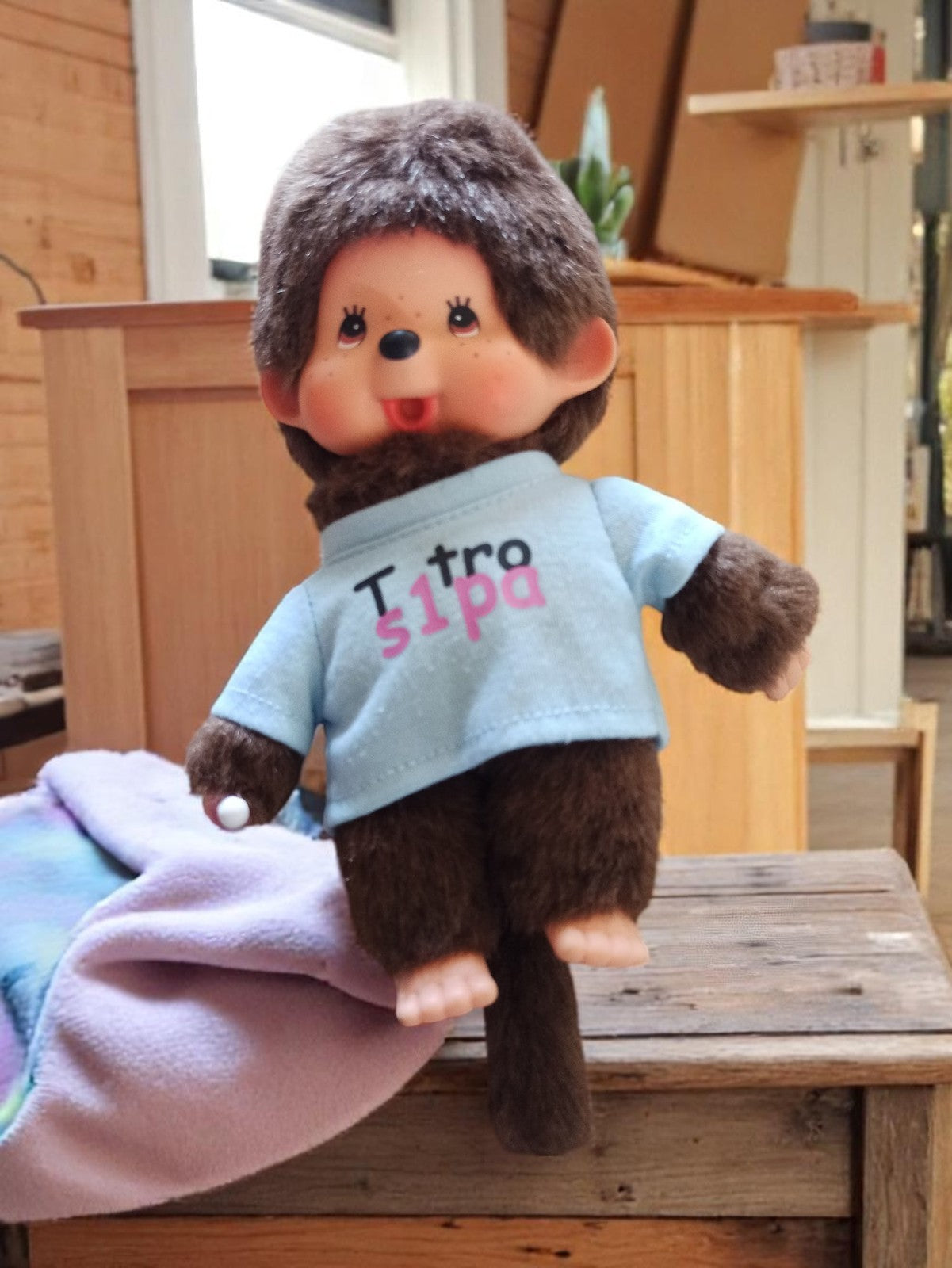 Peluche Monchhichi Kiki vintage S1pa t-shirt bleu texte, singe poupée rétro