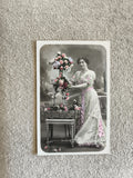 CPA femme élégante robe fleurie début XXe, photo colorisée, carte postale