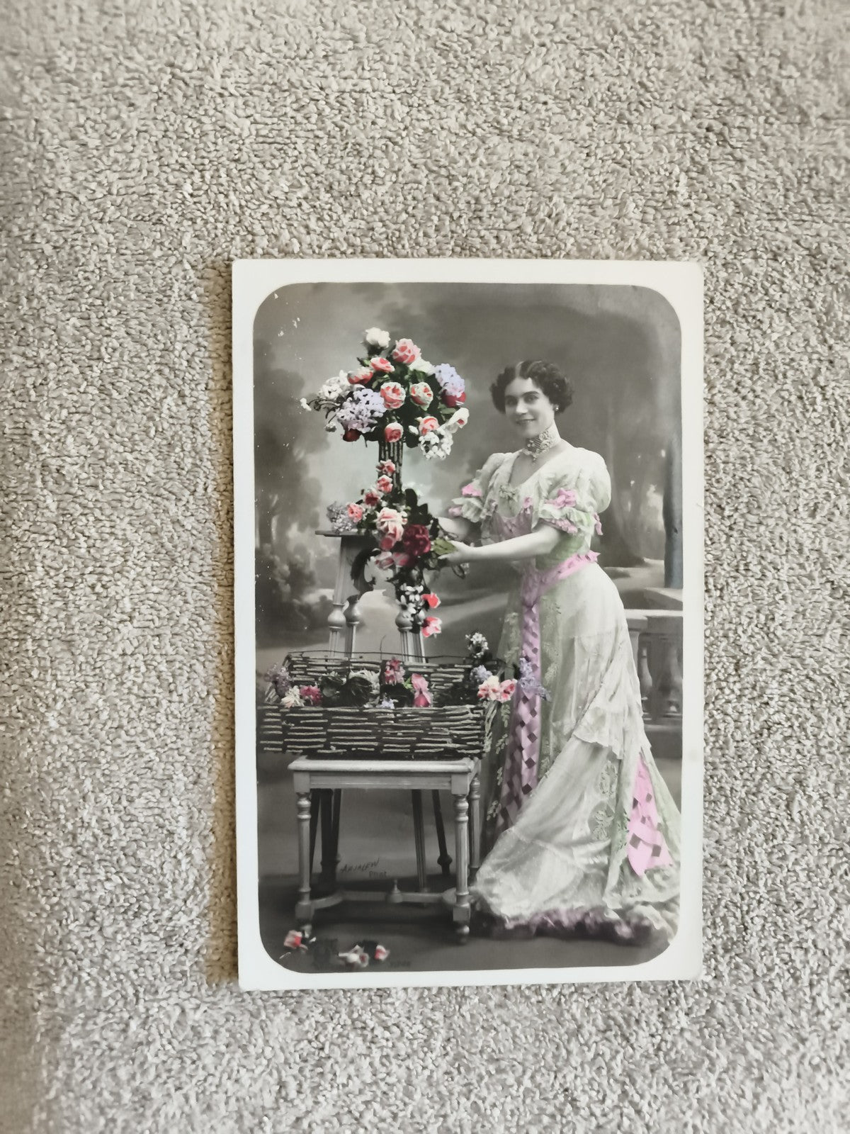 CPA femme élégante robe fleurie début XXe, photo colorisée, carte postale