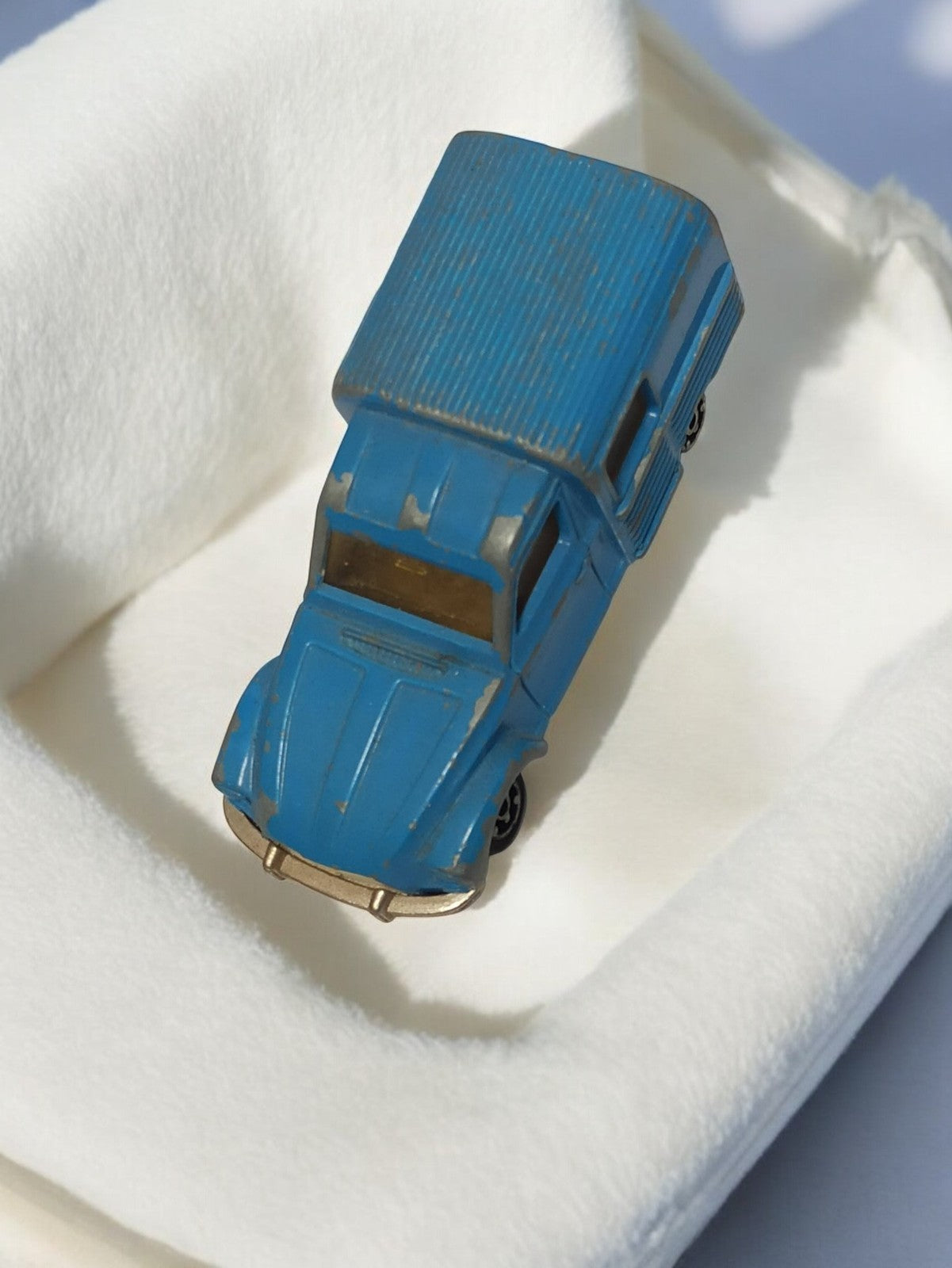 Voiture miniature ancienne bleue rétro, utilitaire vintage, véhicule jouet