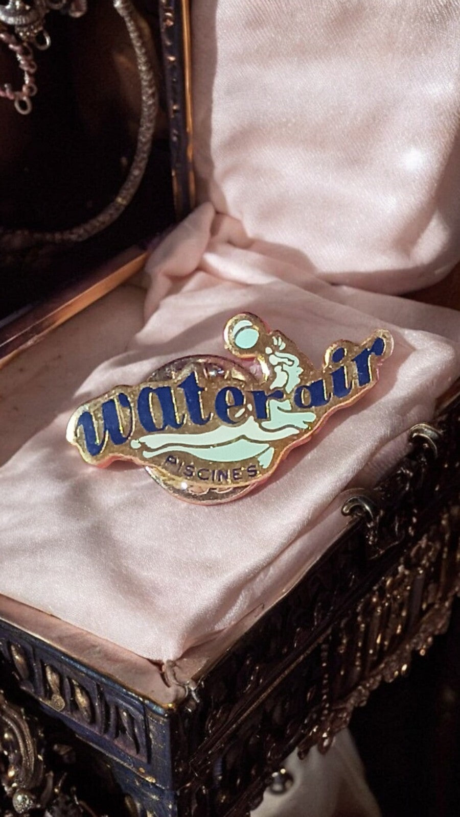 Pin's vintage Waterair Piscines badge publicitaire émaillé bleu doré broche rare