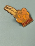 Vintage pin's Total logo personnage jaune collection ancienne publicité