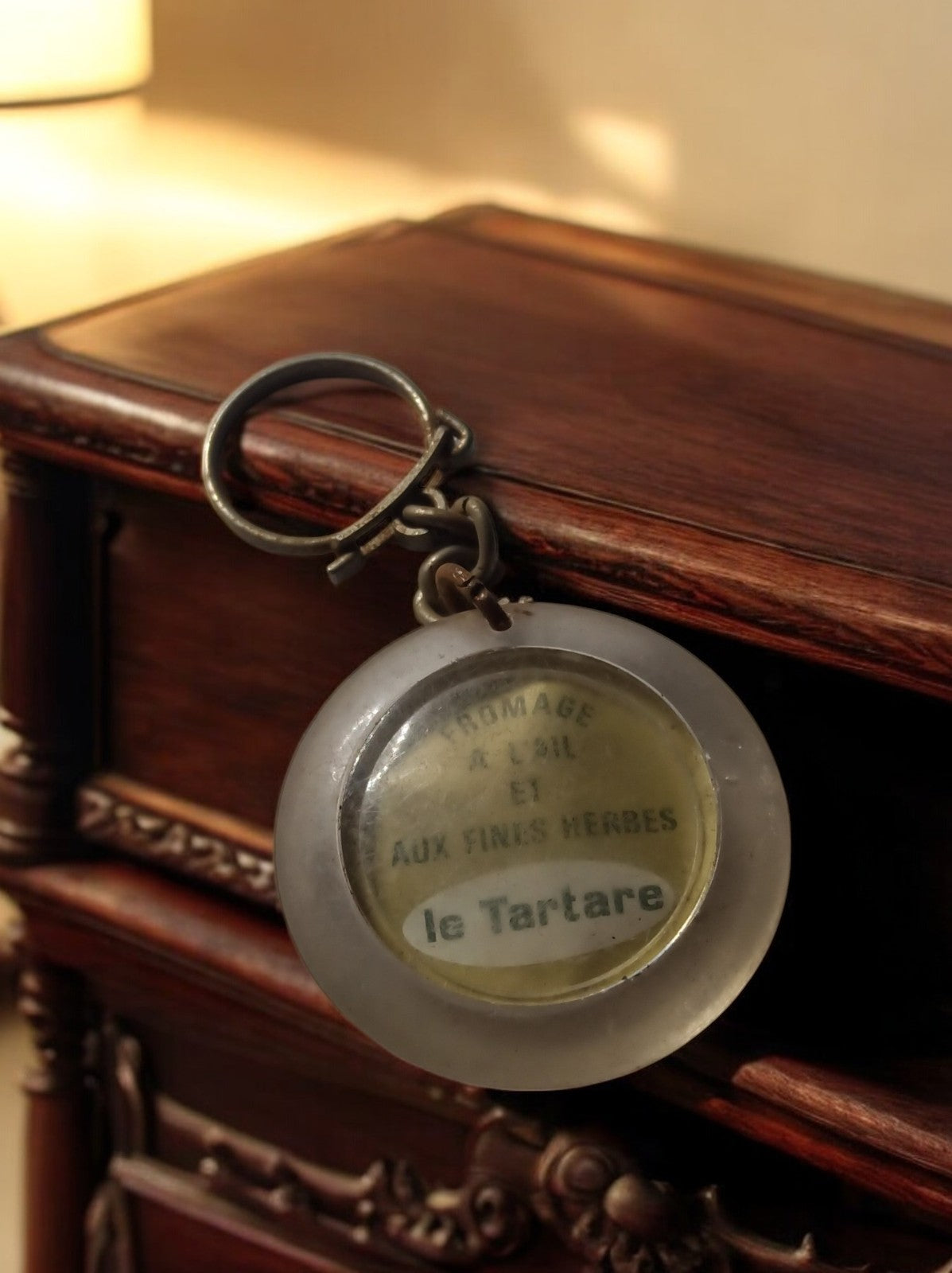 Porte-clés vintage publicitaire Le Tartare rond translucide fromage ail herbes