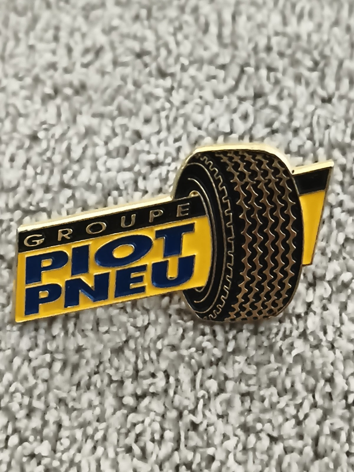 Pin's vintage Groupe Piot Pneu jaune bleu pneu auto garage (Ref 3)