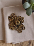 Pendentif vintage années 50 métal doré motif floral géométrique rétro