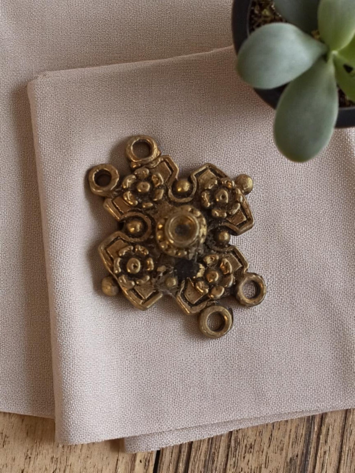 Pendentif vintage années 50 métal doré motif floral géométrique rétro