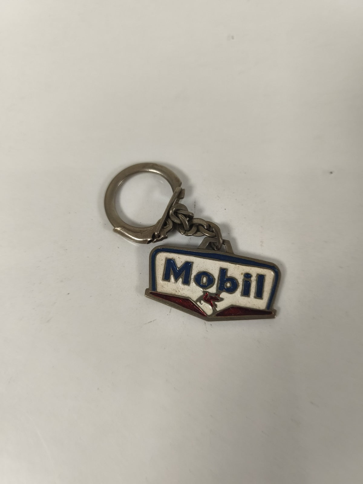 Ancien porte-clés Mobil logo émaillé vintage collection automobile pétrole