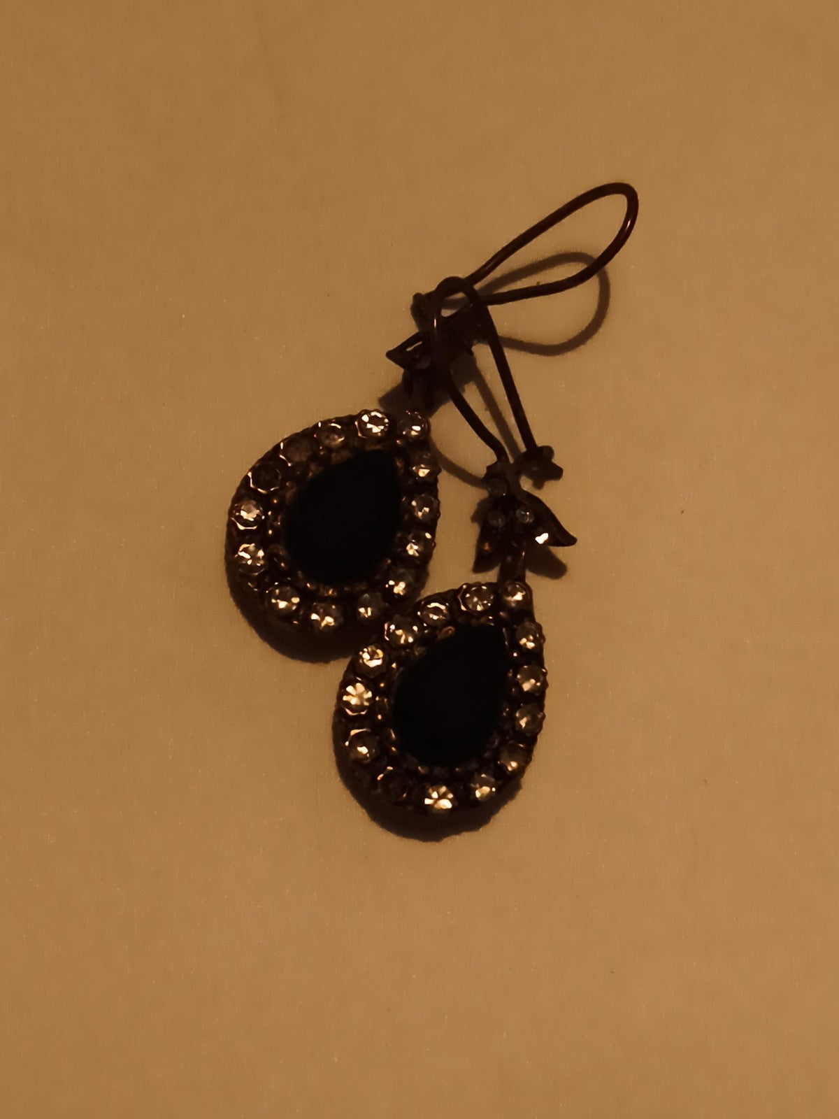 Paire boucles d’oreilles vintage pendantes noires strass goutte rétro