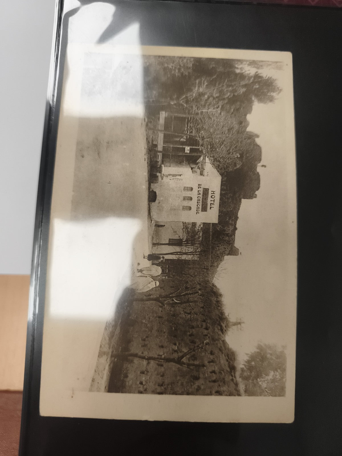 Carte postale ancienne Hôtel de la Cascade noir et blanc paysage France