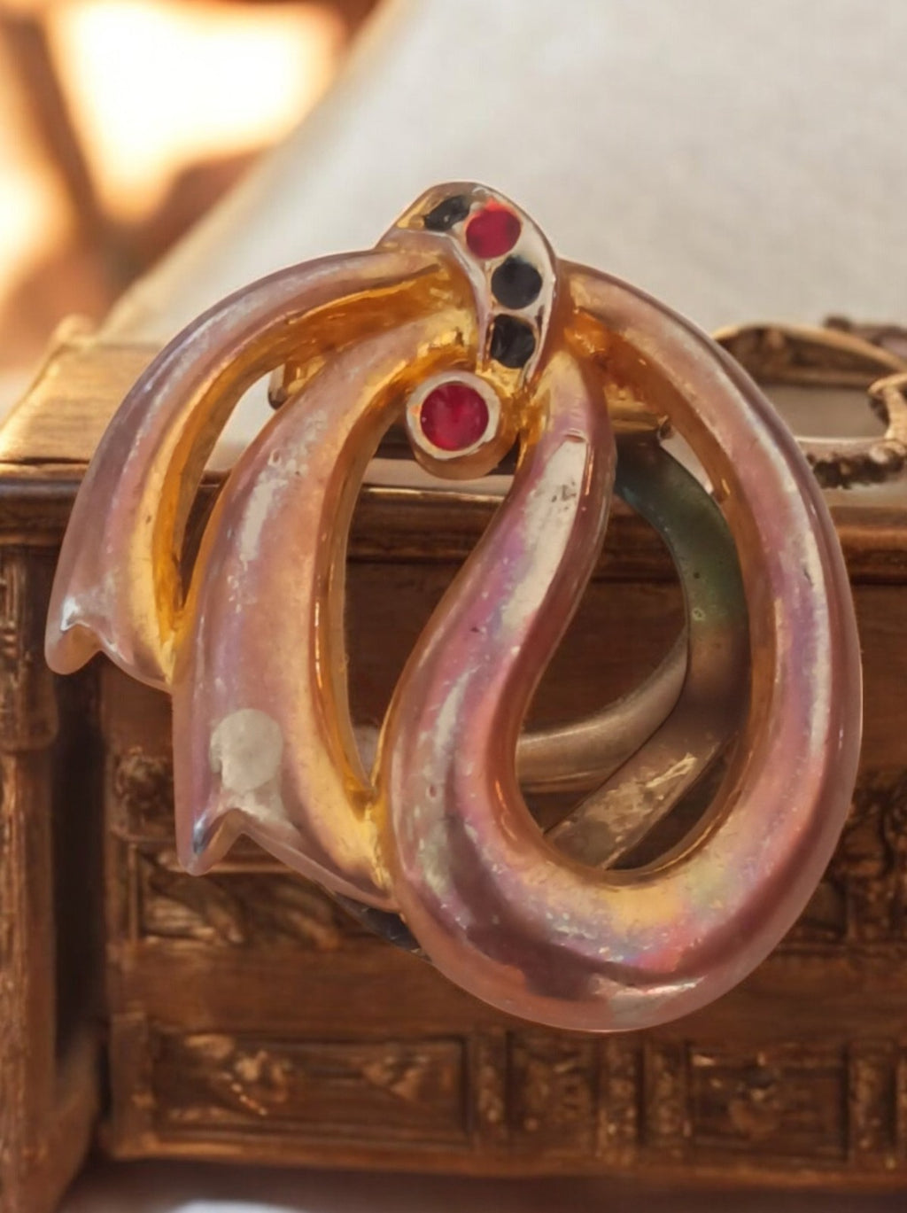 Broche vintage serpent doré pierres rouges noires style Art déco métal ou plaqué
