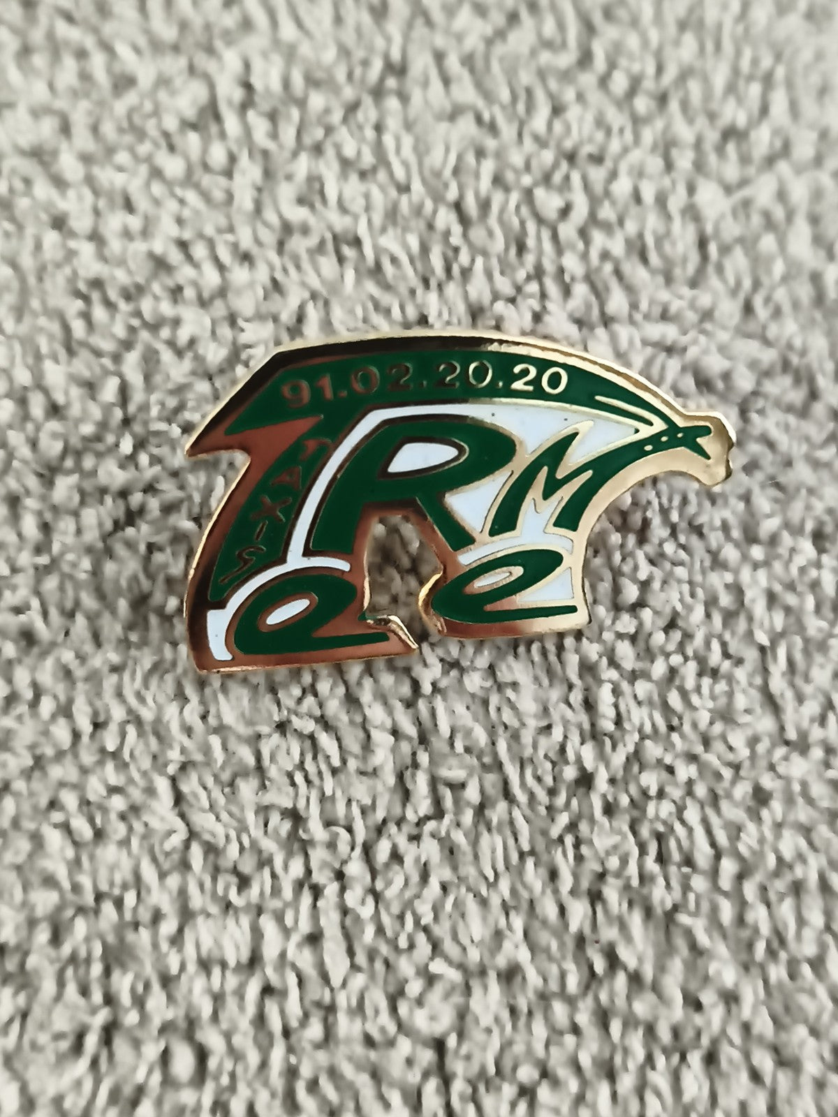 Pin's vintage RM 91.02.20.20 vert blanc doré, badge émaillé rétro (Ref 2)