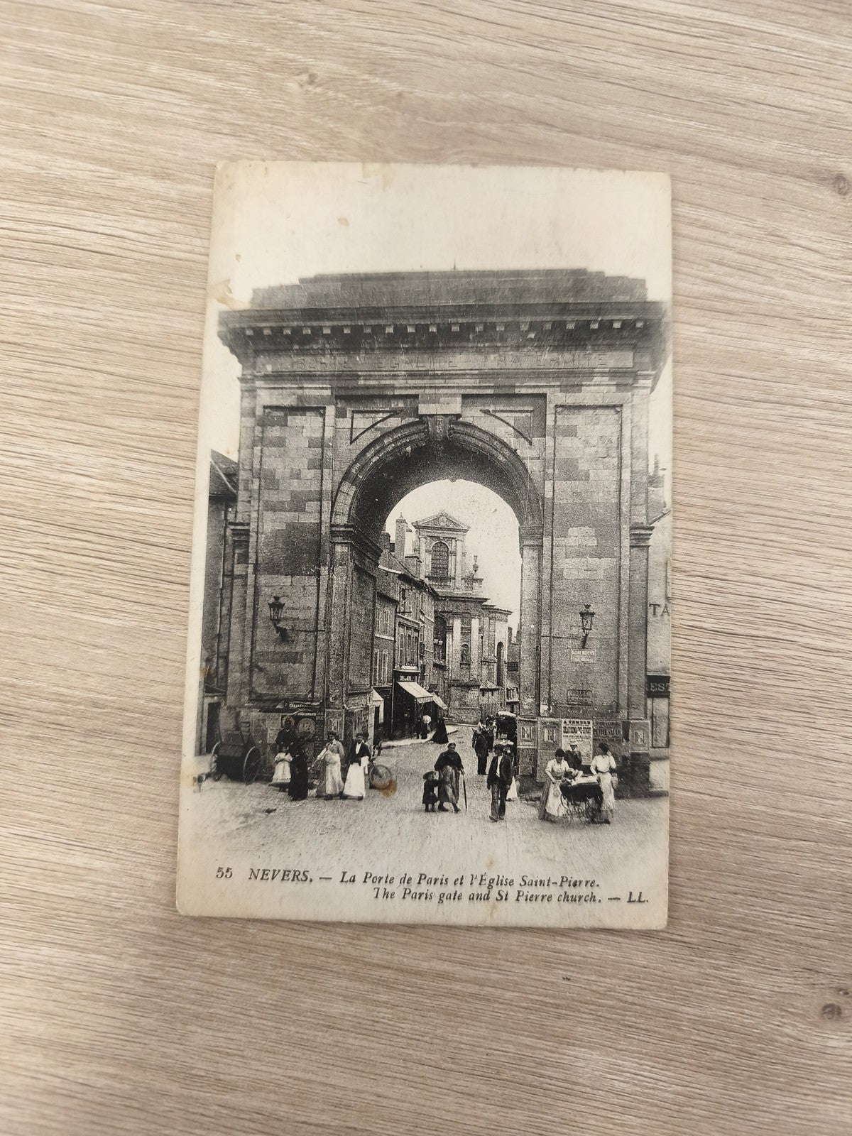Carte postale ancienne Nevers Porte de Paris église Saint-Pierre animation