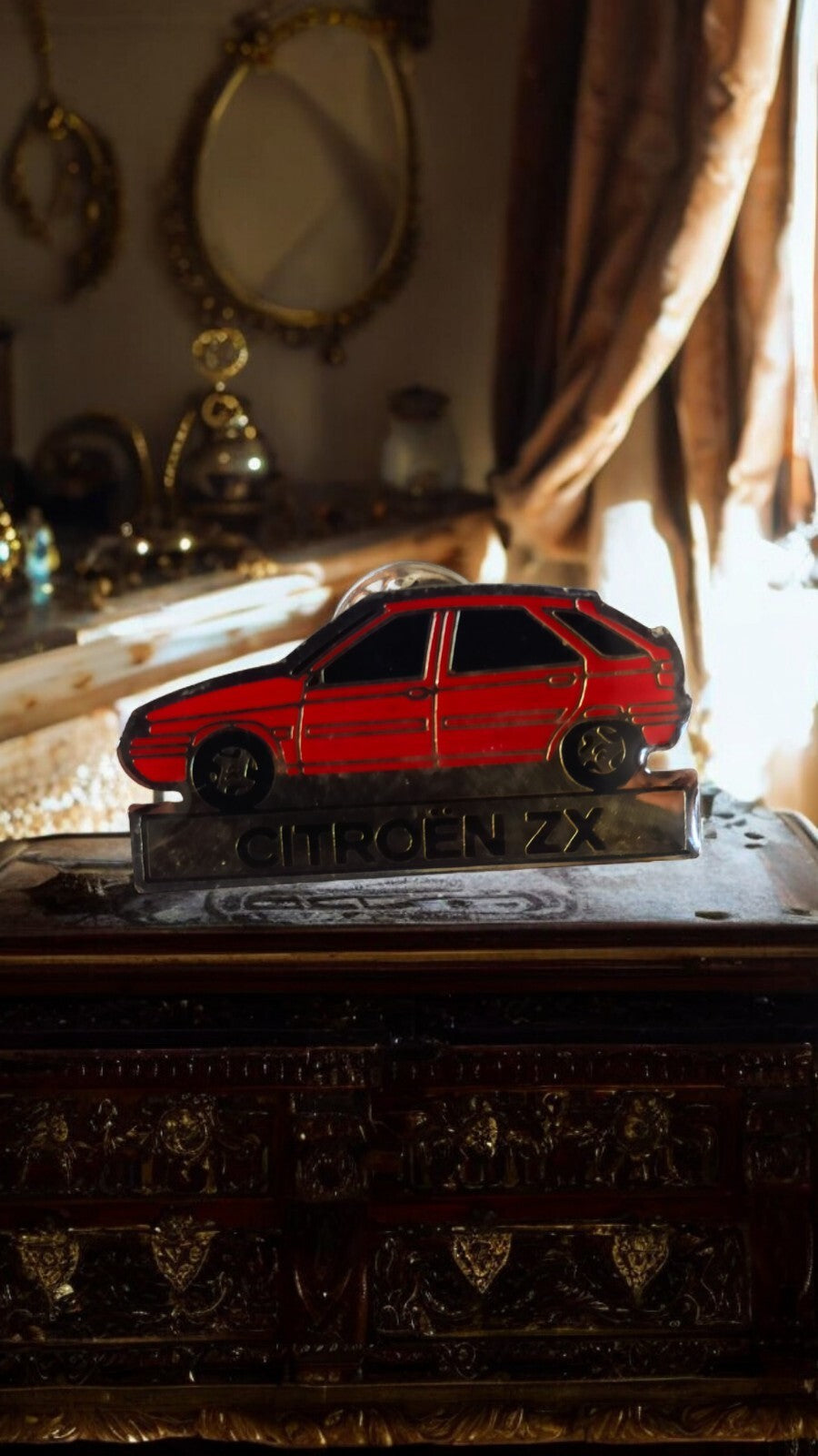 Statuette Citroën ZX vintage rouge déco auto française, plaque métal émaillé