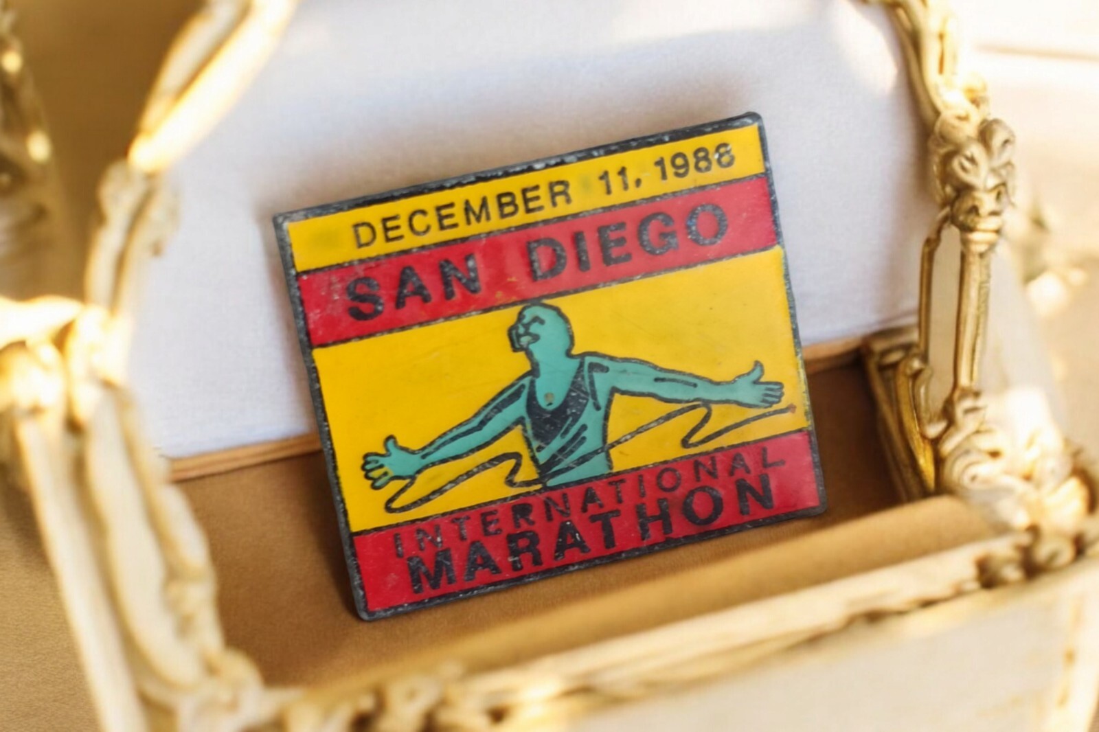 Pin's vintage marathon San Diego 1988 jaune rouge, badge souvenir course rare