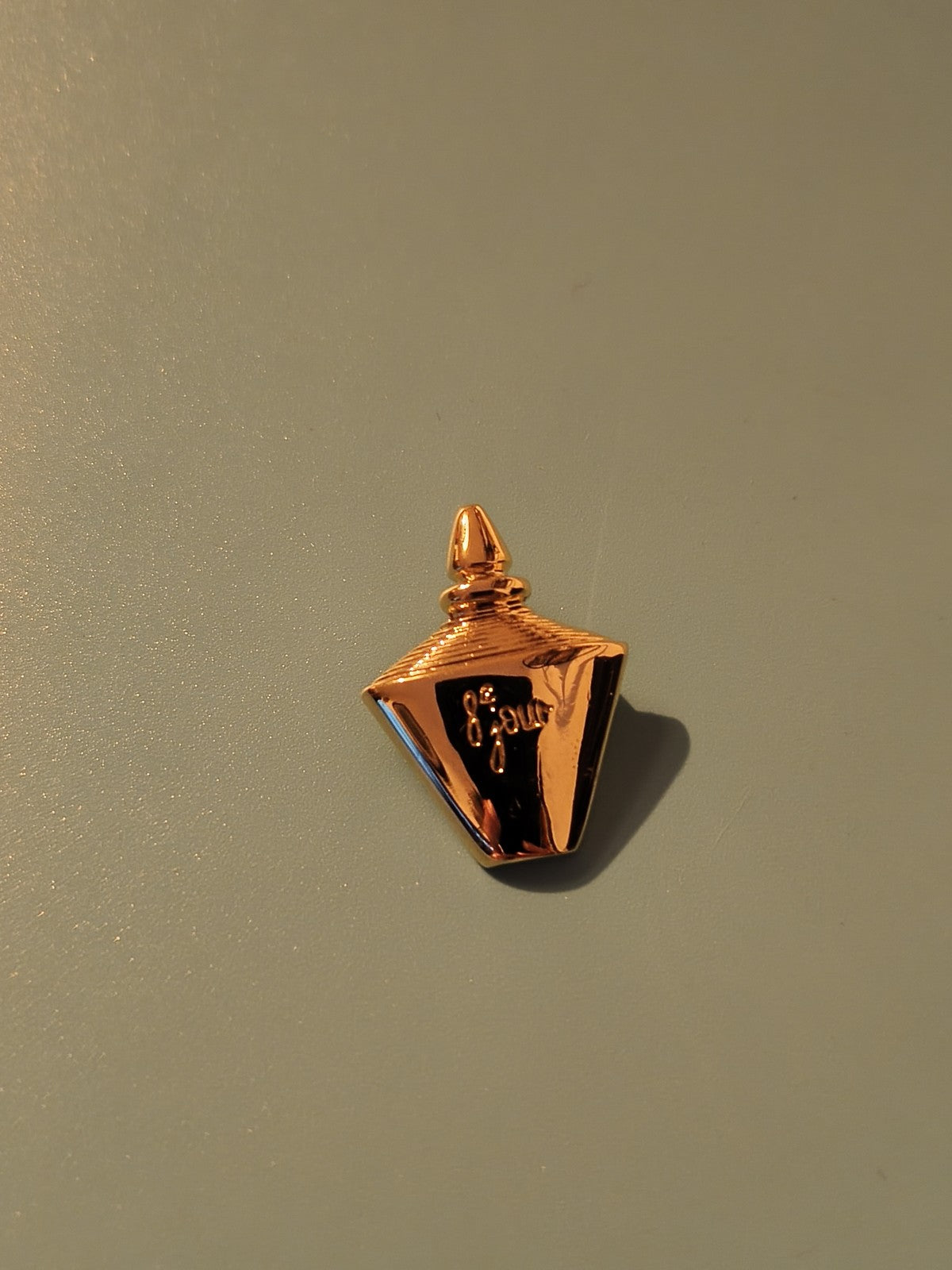 Pin's vintage ancien 8e jour parfum publicitaire collection rétro France