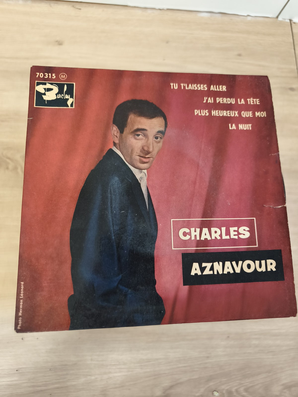 Vintage 45 tours Charles Aznavour Barclay pochette rouge ? Tu t?laisses aller