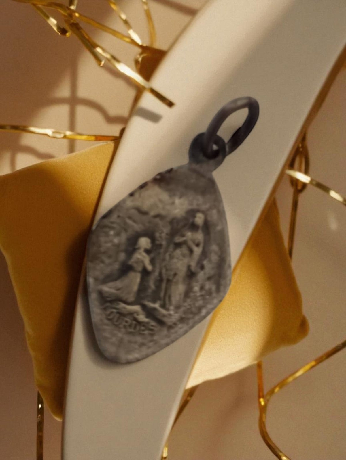 Médaille religieuse Lourdes vintage métal, pendentif ancien apparitions