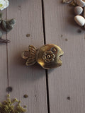 Pendentif poisson vintage métal doré années 50, motif floral, bijou ancien