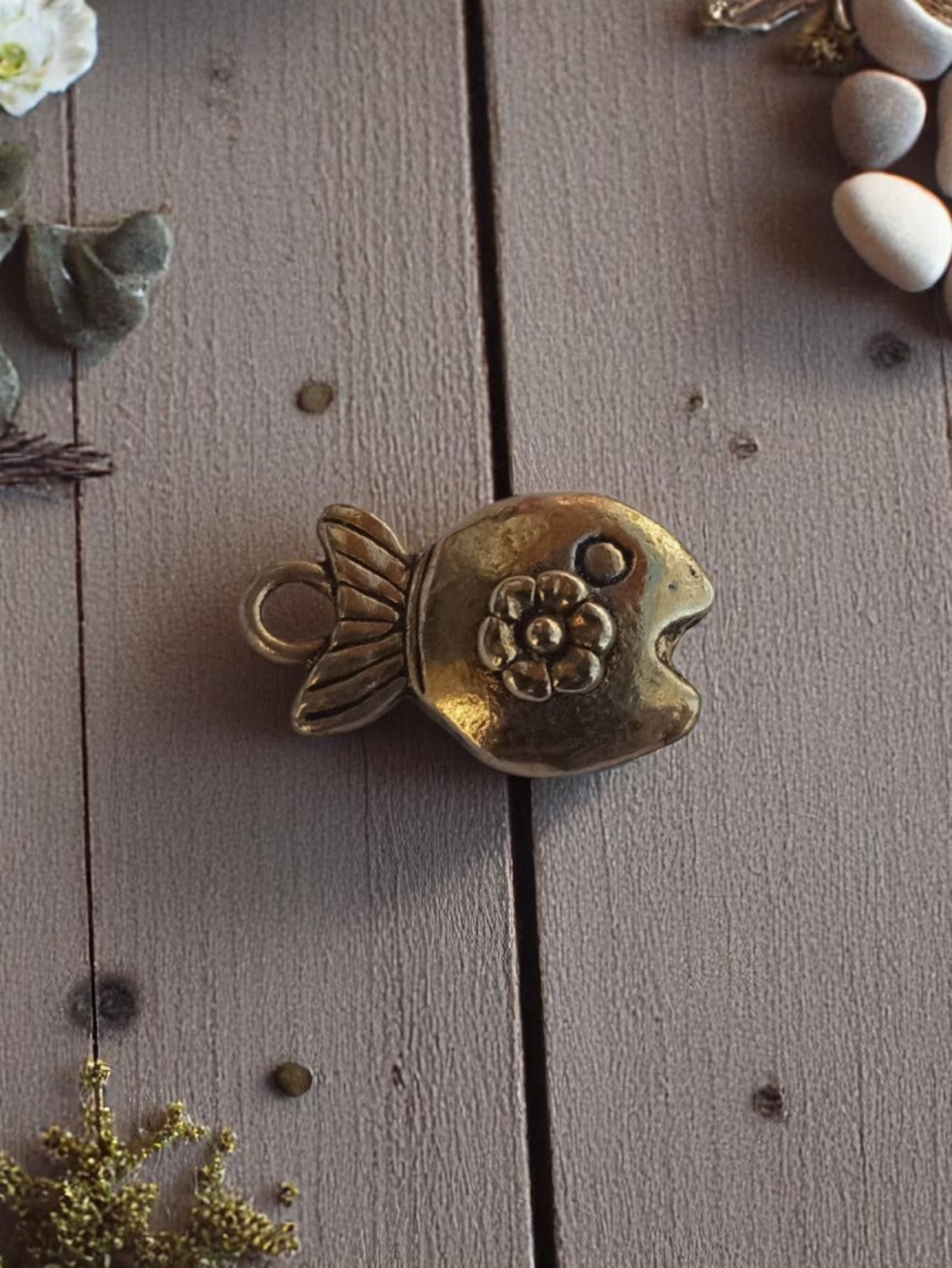 Pendentif poisson vintage métal doré années 50, motif floral, bijou ancien